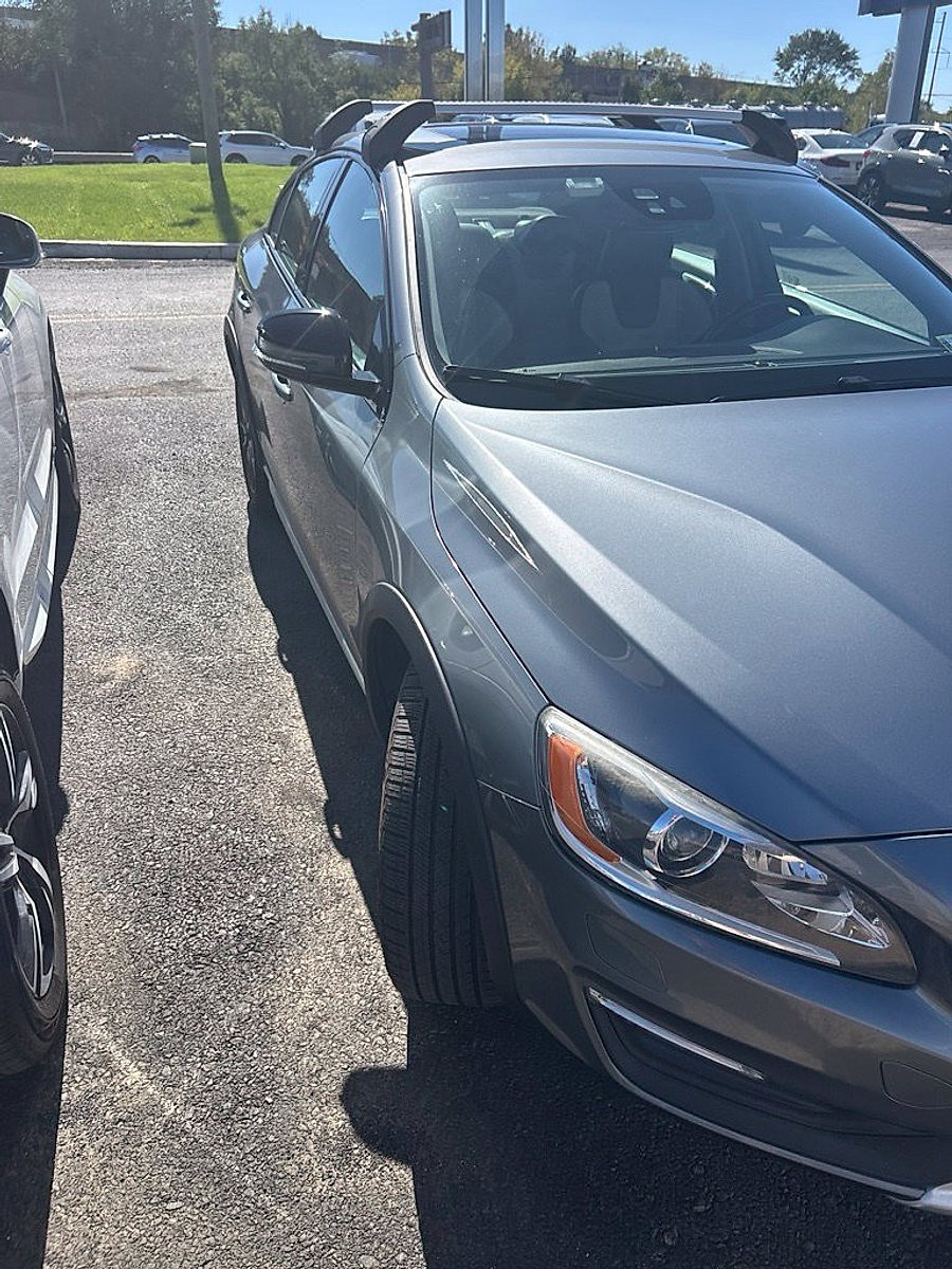 Used 2017 Volvo S60 T5 Cross Country Platinum AWD/4WD image 2