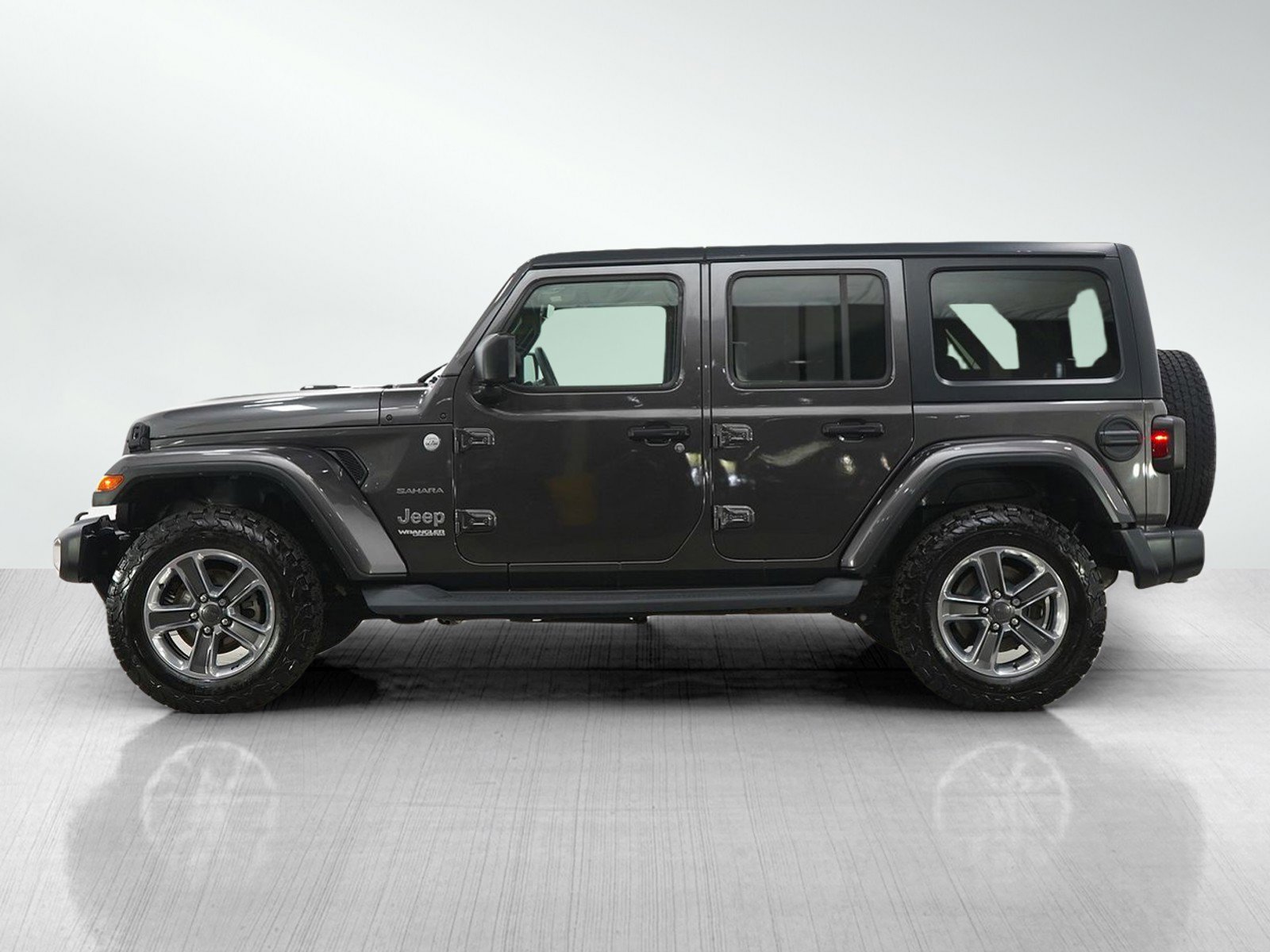 Used 2019 Jeep Wrangler Unlimited Sahara w/ Uconnect 4C Nav & Sound Group AWD/4WD image 2