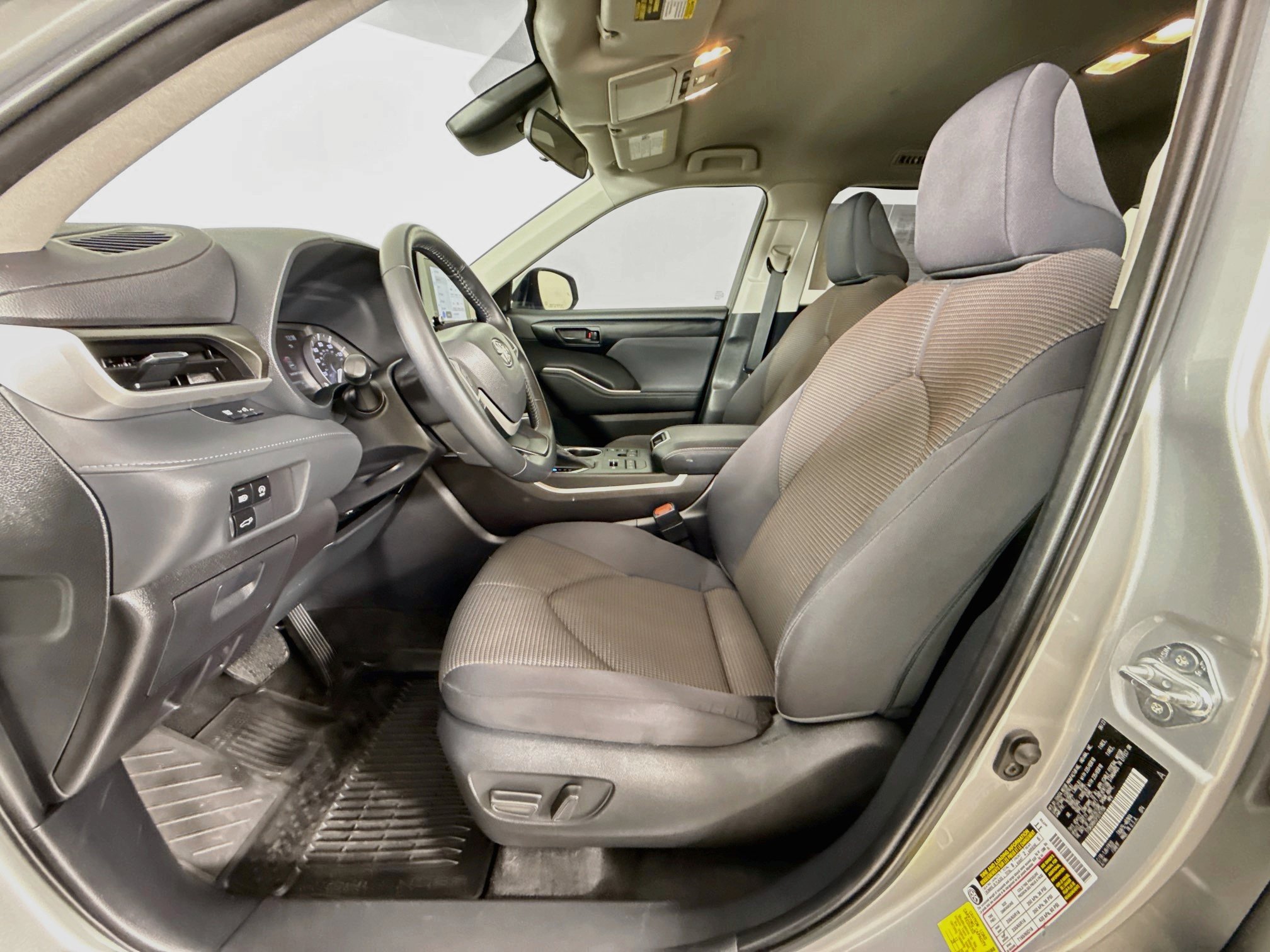 Used 2023 Toyota Highlander LE AWD/4WD image 21
