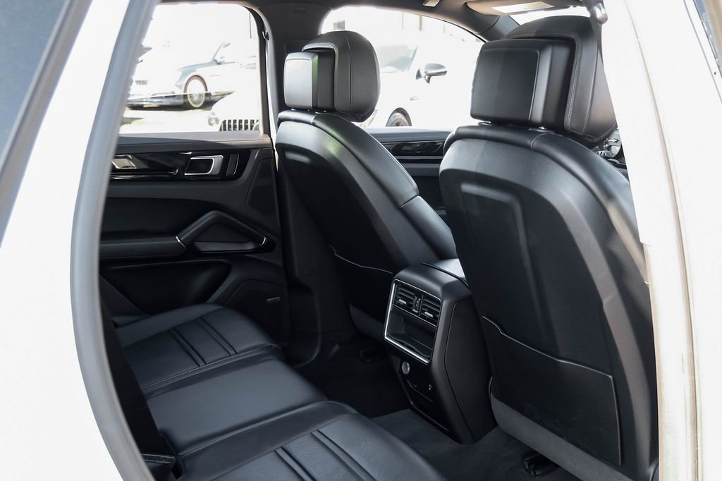 Used 2022 Porsche Cayenne AWD/4WD image 41