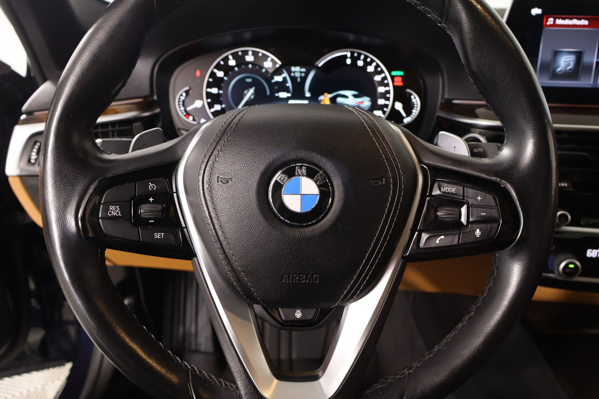 Used 2019 BMW 530e xDrive w/ Convenience Package image 3