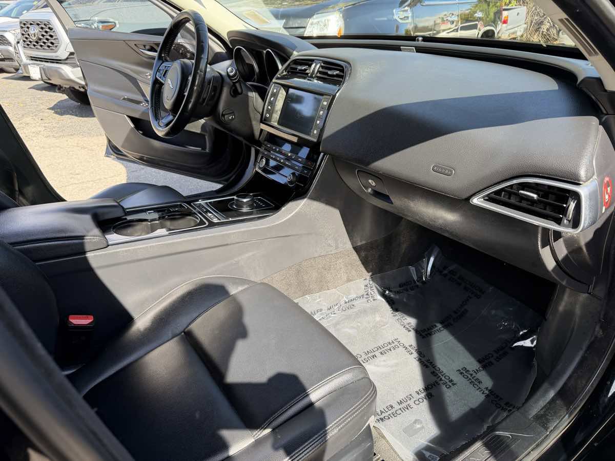 Used 2017 Jaguar XE Premium image 12