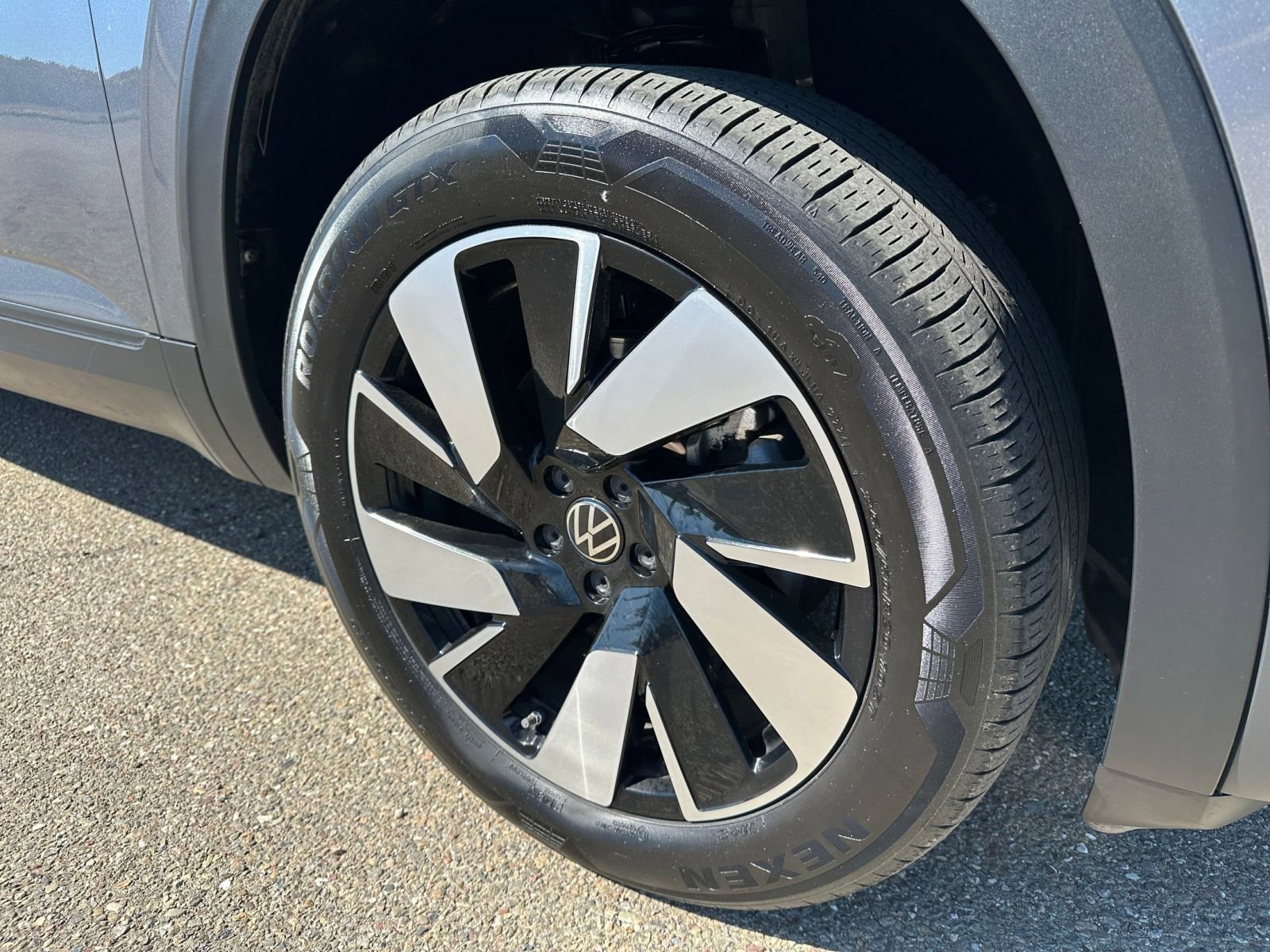 Used 2025 Volkswagen Atlas Cross Sport SE image 32