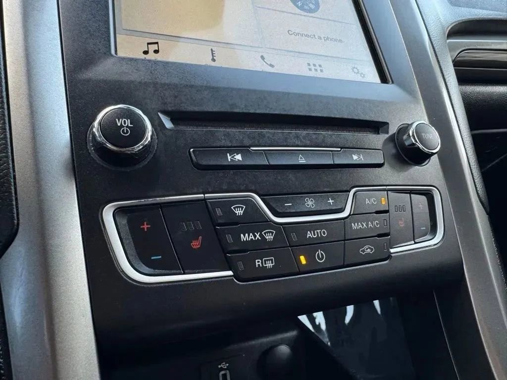 Used 2018 Ford Fusion SE w/ Equipment Group 602A FWD image 18