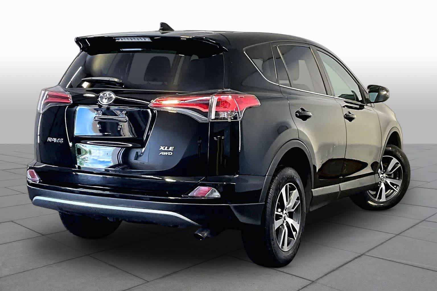 Used 2018 Toyota RAV4 XLE AWD/4WD image 13