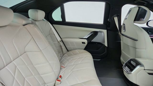 Used 2025 BMW 740i xDrive image 24