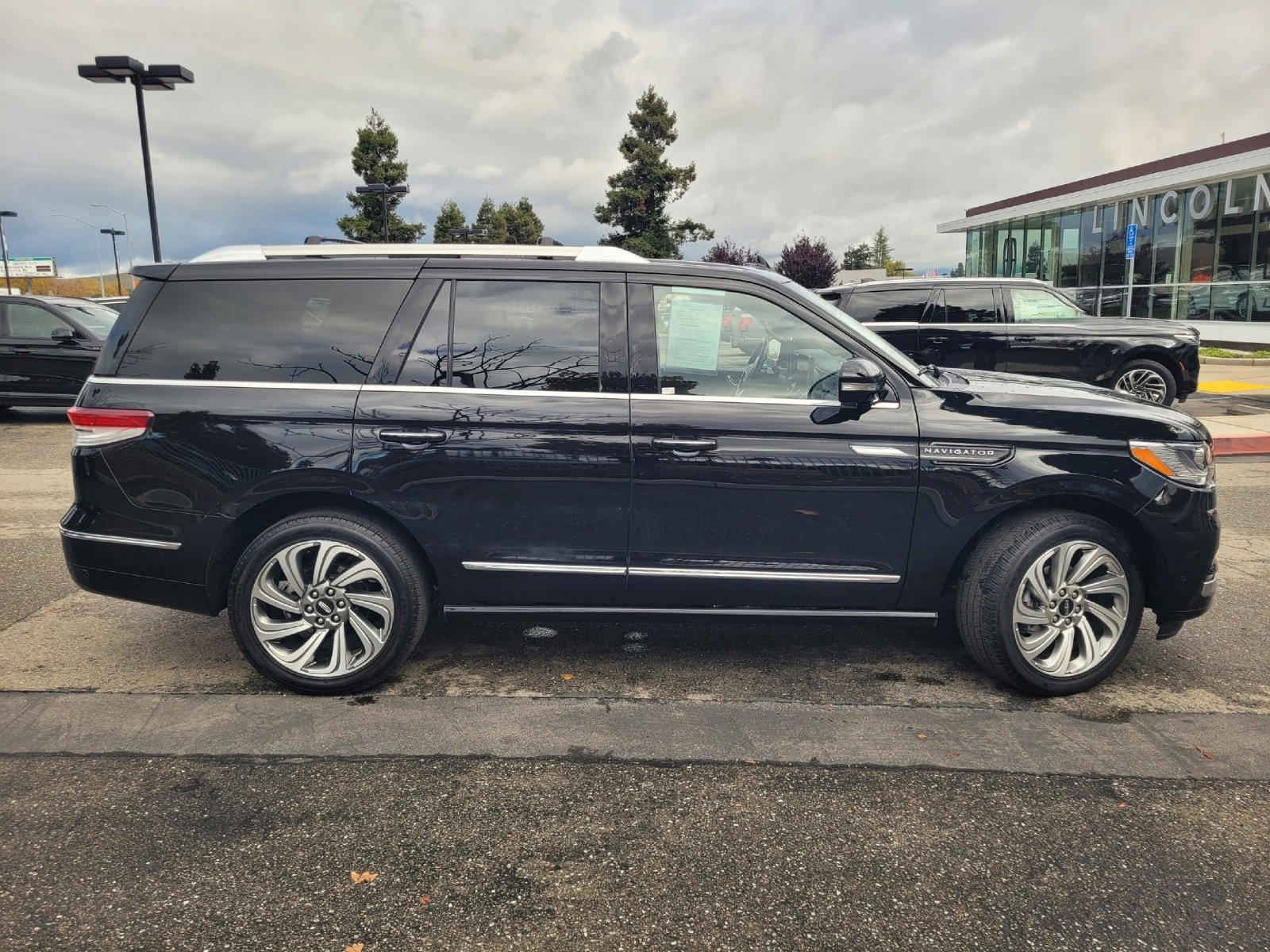 Used 2023 Lincoln Navigator Reserve image 3