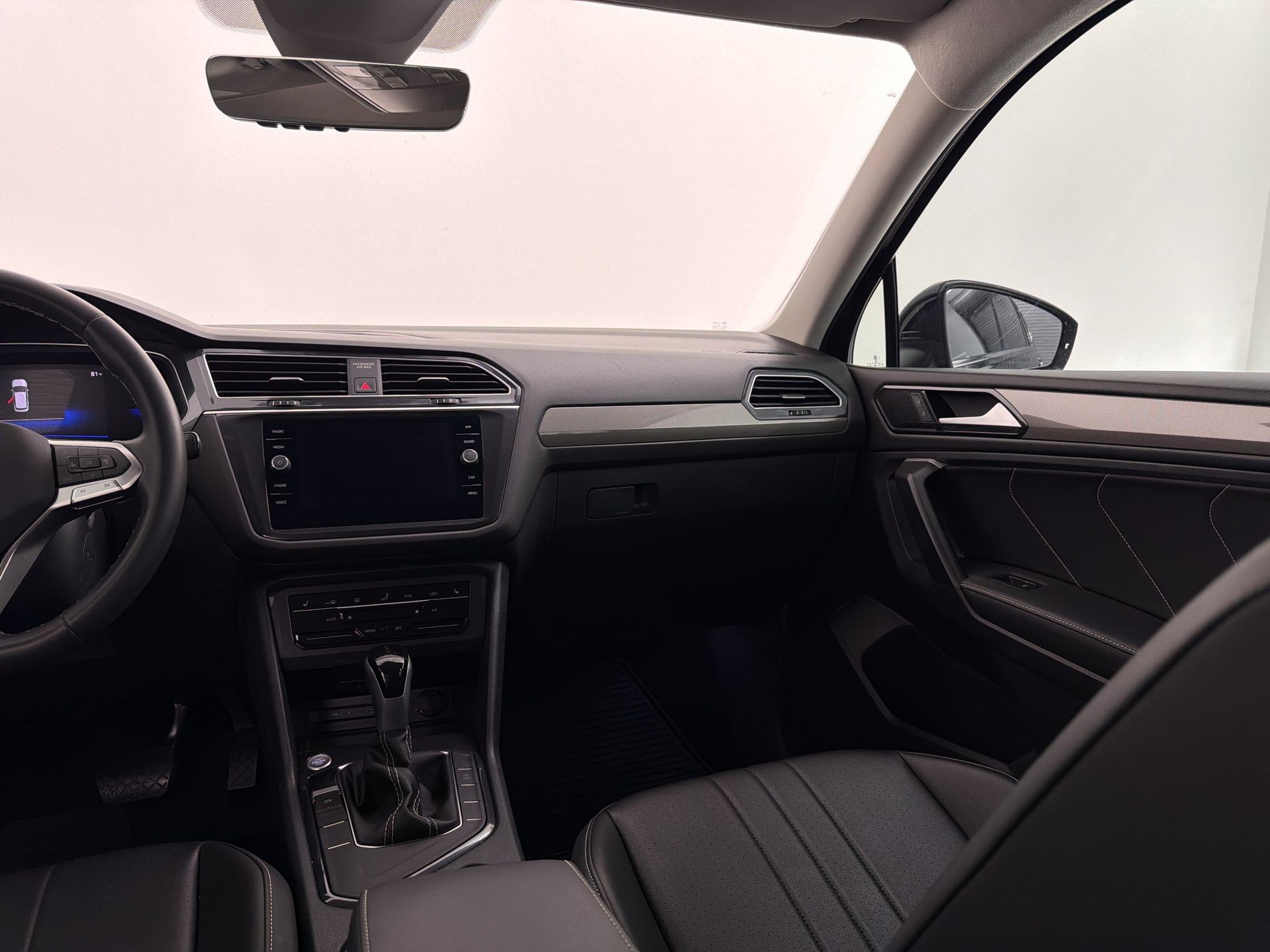 Used 2024 Volkswagen Tiguan SE FWD image 31