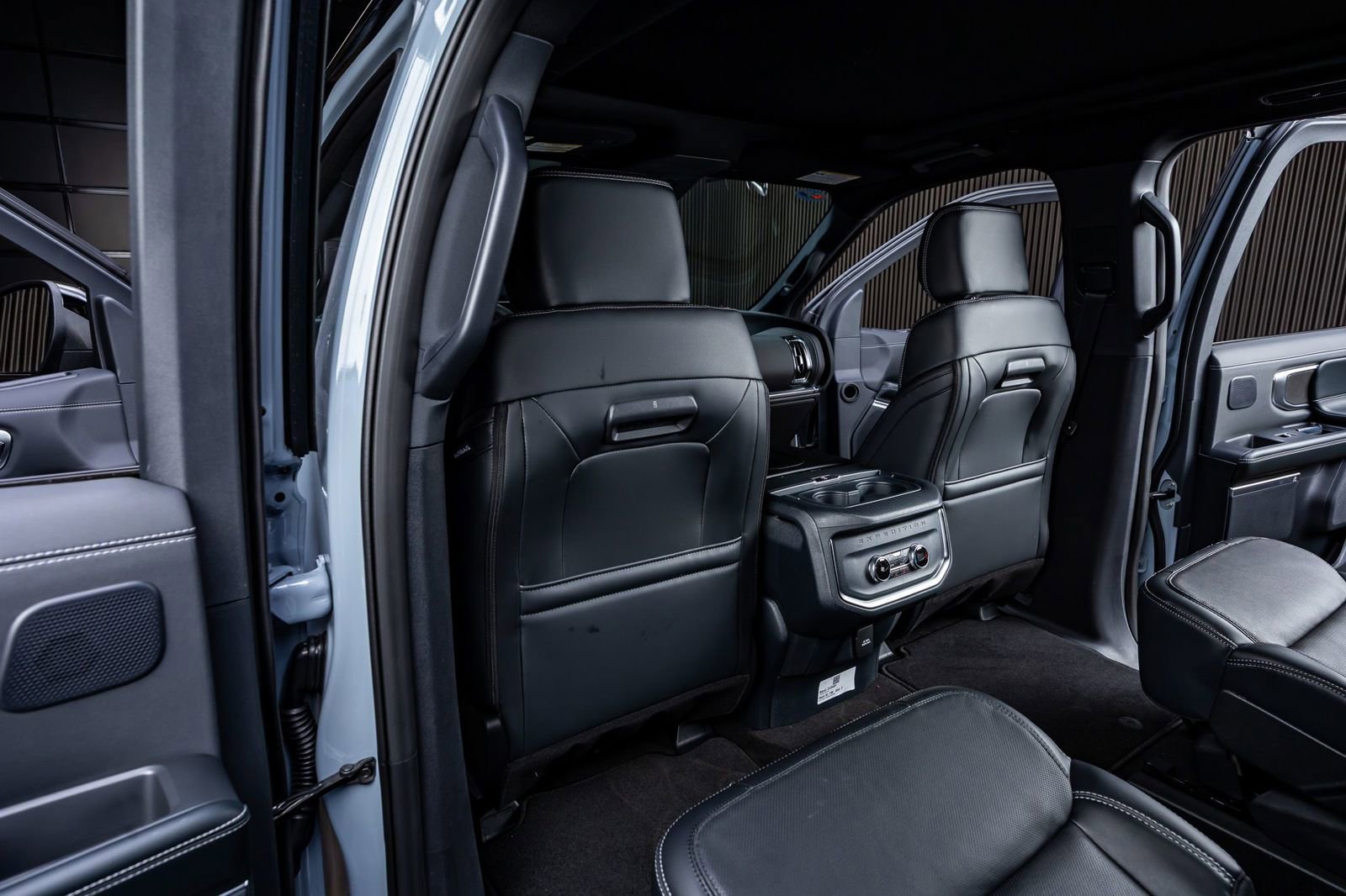 Used 2025 Ford Expedition Platinum w/ Stealth Performance Package AWD/4WD image 30