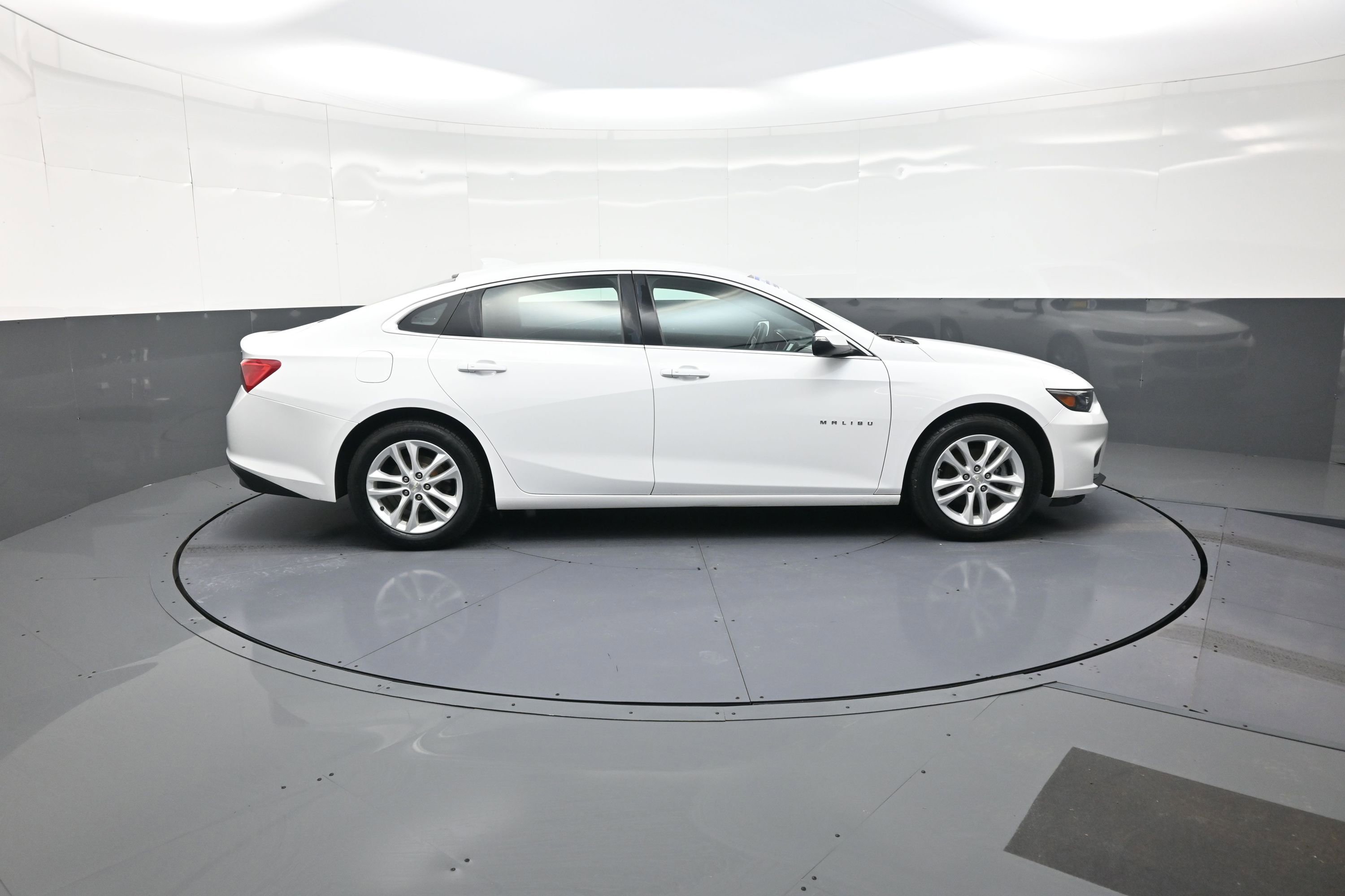 Used 2017 Chevrolet Malibu LT image 2