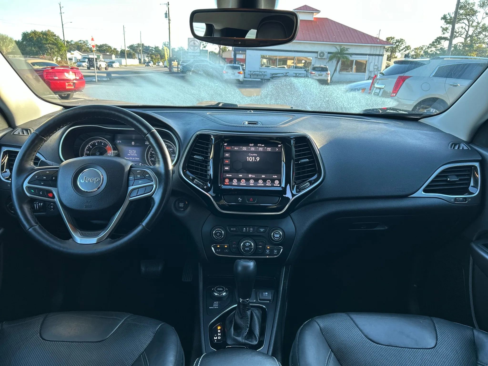 Used 2019 Jeep Cherokee Limited image 18