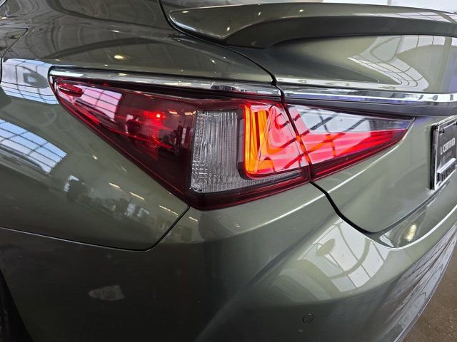 Certified 2025 Lexus ES 300h w/ Premium Package image 33