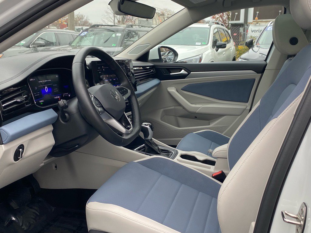 Certified 2025 Volkswagen Jetta SE image 11