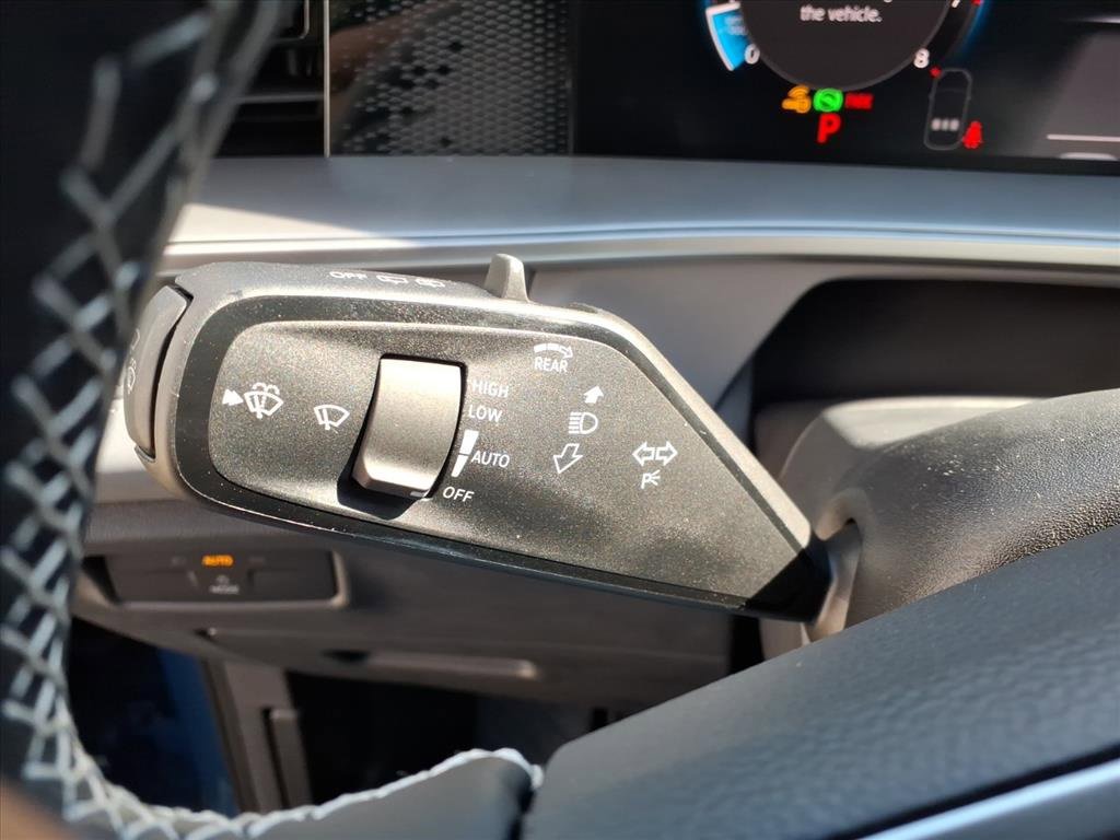 New 2025 Volkswagen Tiguan SE image 13