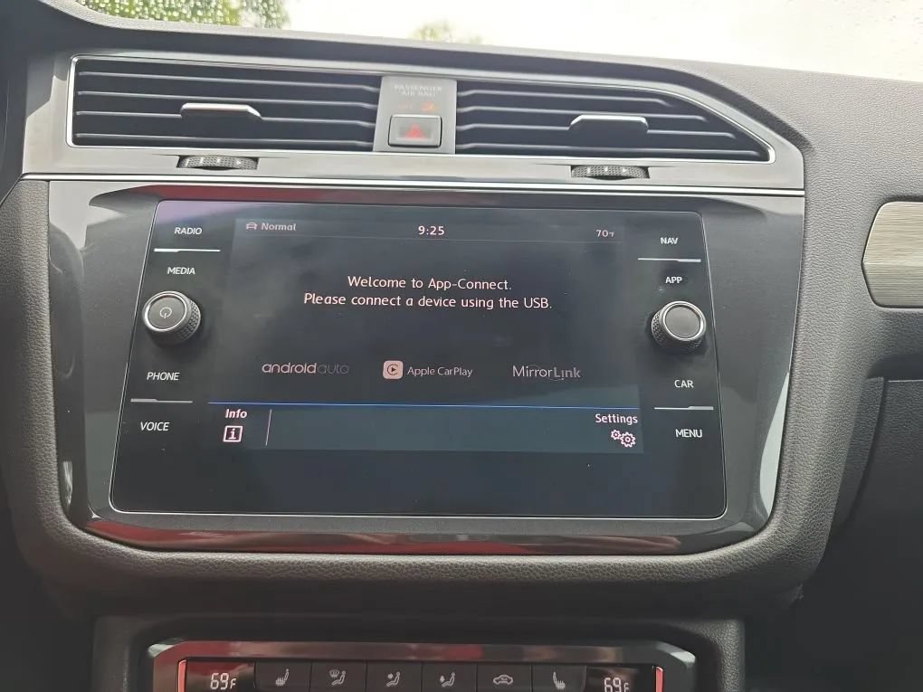 Used 2018 Volkswagen Tiguan SEL AWD/4WD image 30