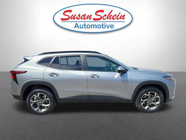 Used 2025 Chevrolet Trax LT FWD image 22