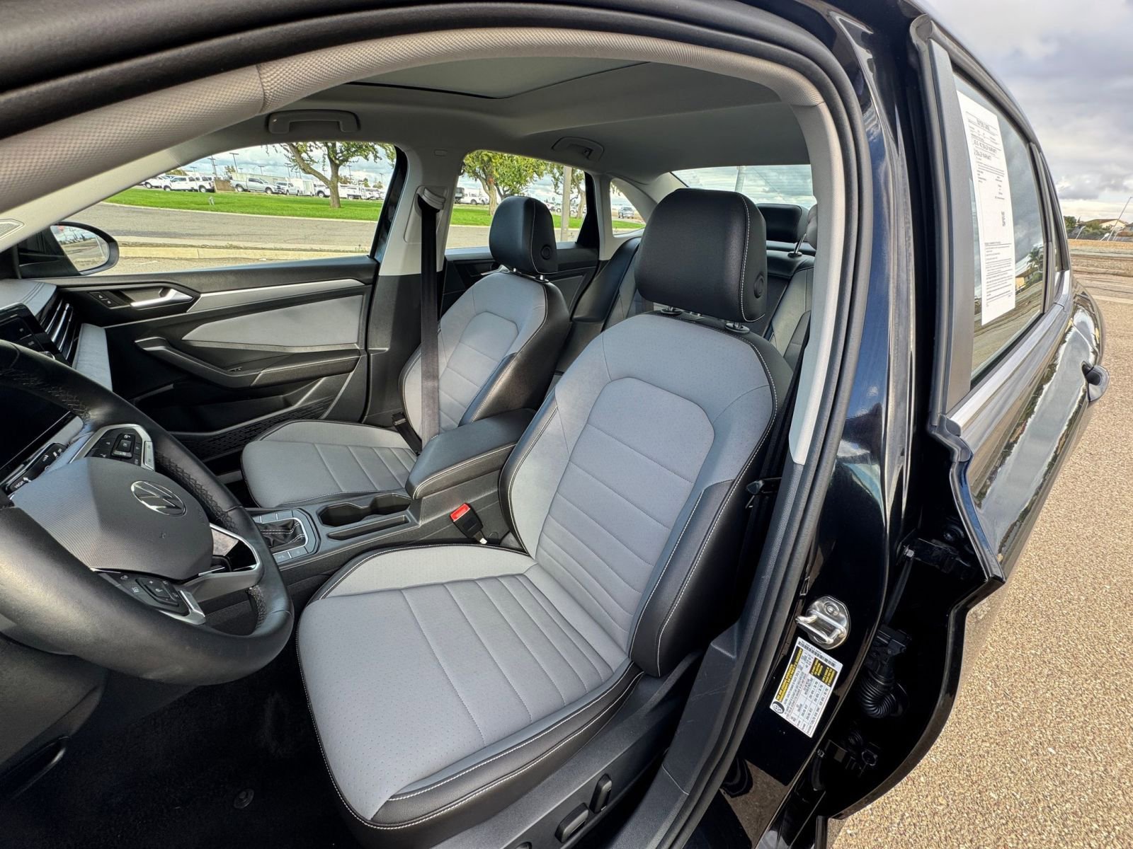 Used 2025 Volkswagen Jetta SE image 36