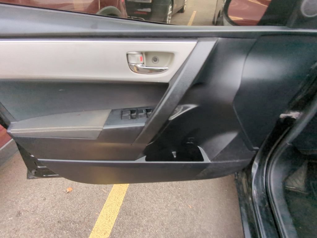 Used 2018 Toyota Corolla LE w/ Carpet Mat Package (TMS) FWD image 8