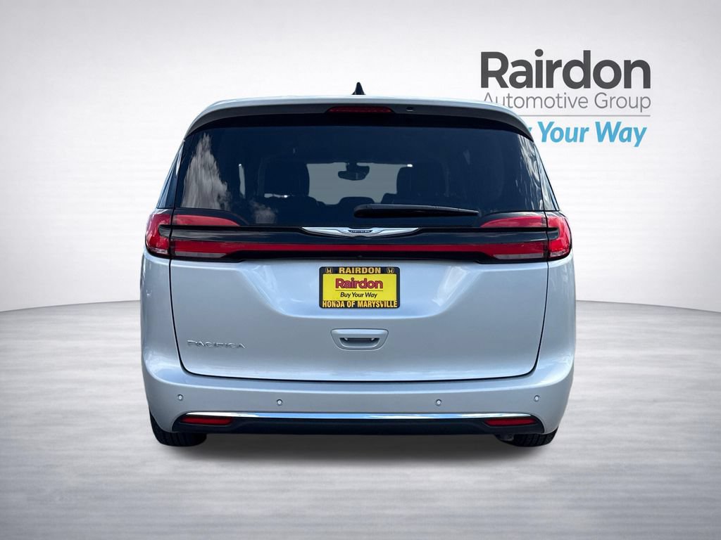 Used 2024 Chrysler Pacifica Touring-L FWD image 6