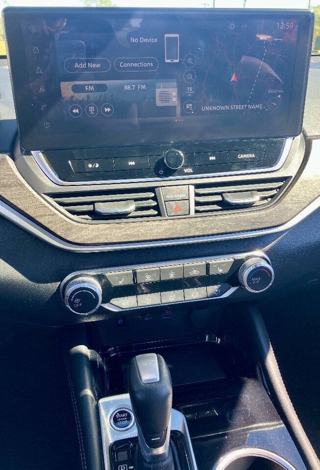 Used 2024 Nissan Altima 2.5 SV w/ SV Premium Package FWD image 7