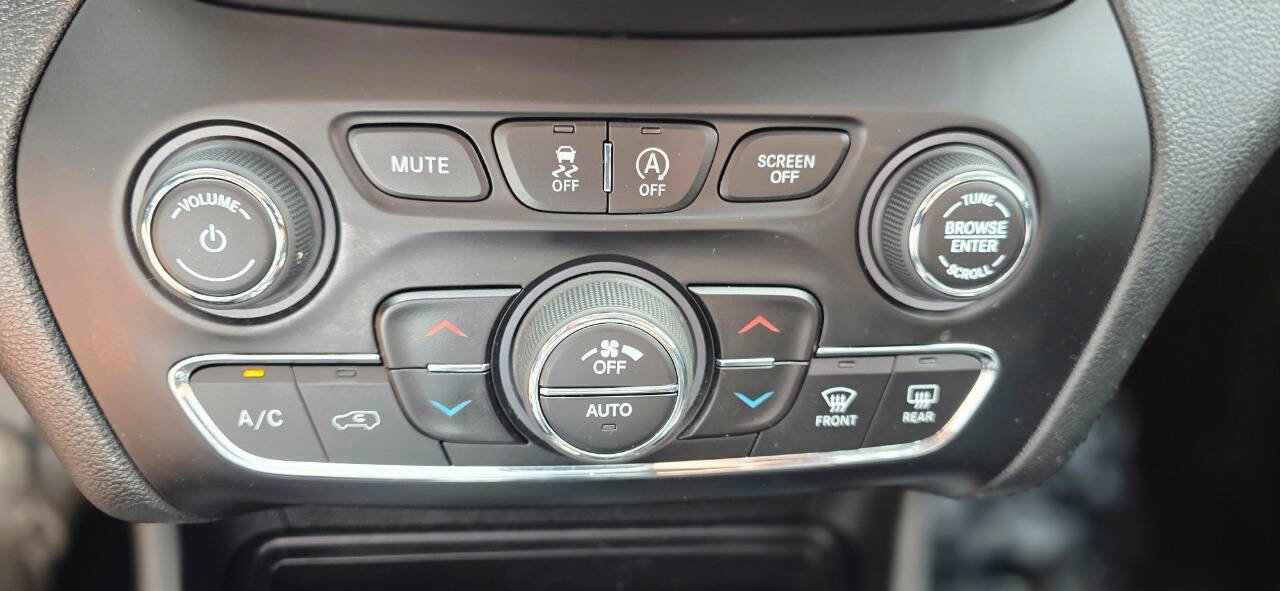 Used 2019 Jeep Cherokee Latitude Plus w/ Comfort/Convenience Group image 14