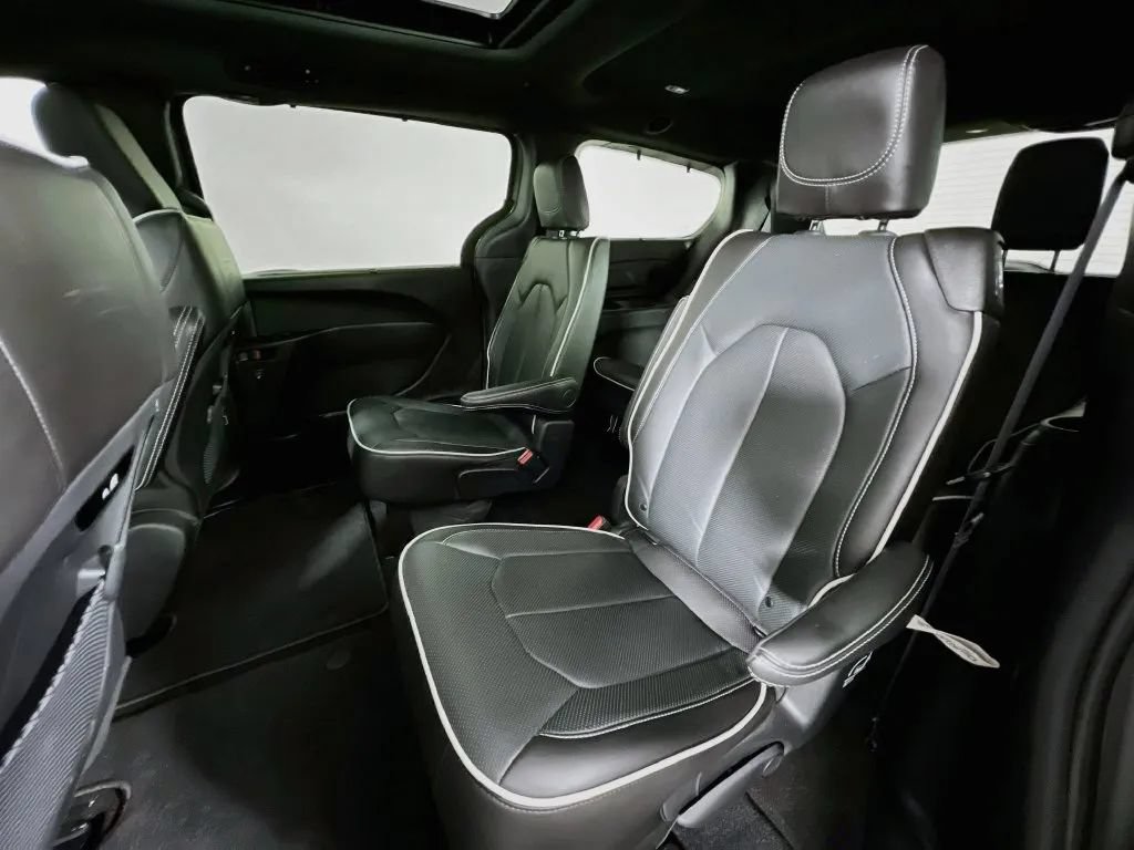 Used 2025 Chrysler Pacifica Limited w/ Trailer Tow Group FWD image 26