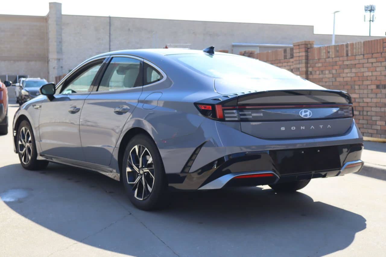 Used 2025 Hyundai Sonata SEL FWD image 3