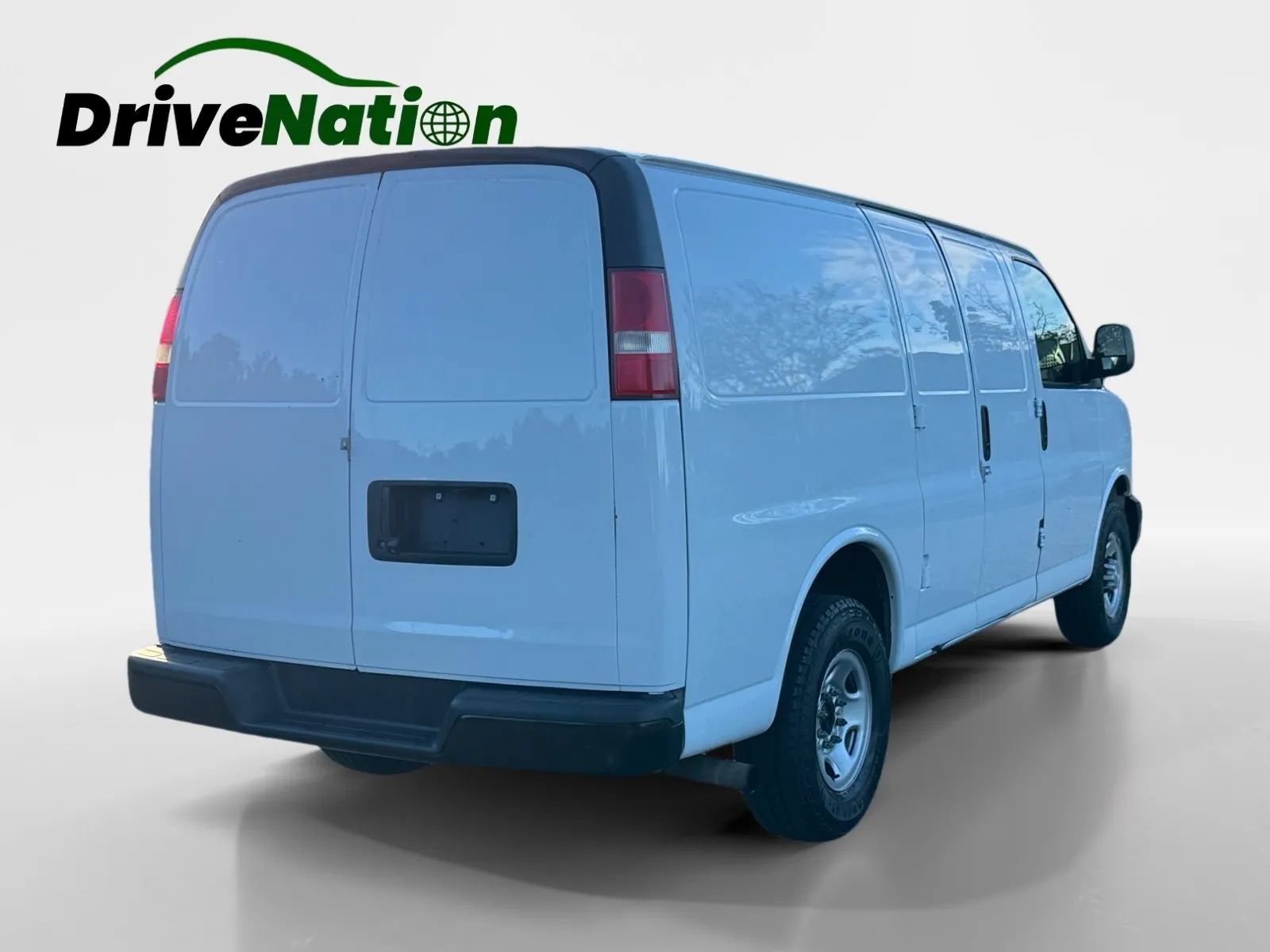 Used 2018 Chevrolet Express 2500 w/ Driver Convenience Package RWD image 5