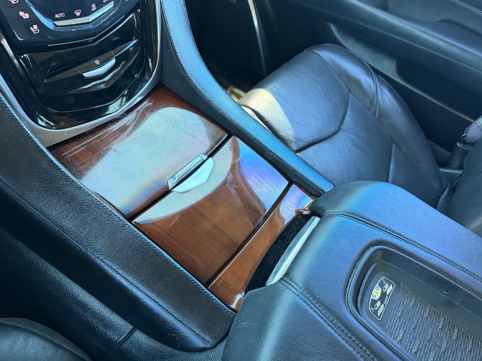 Used 2016 Cadillac Escalade Luxury AWD/4WD image 23