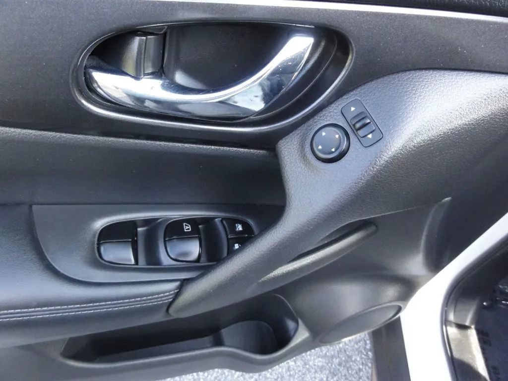 Used 2018 Nissan Rogue S AWD/4WD image 9