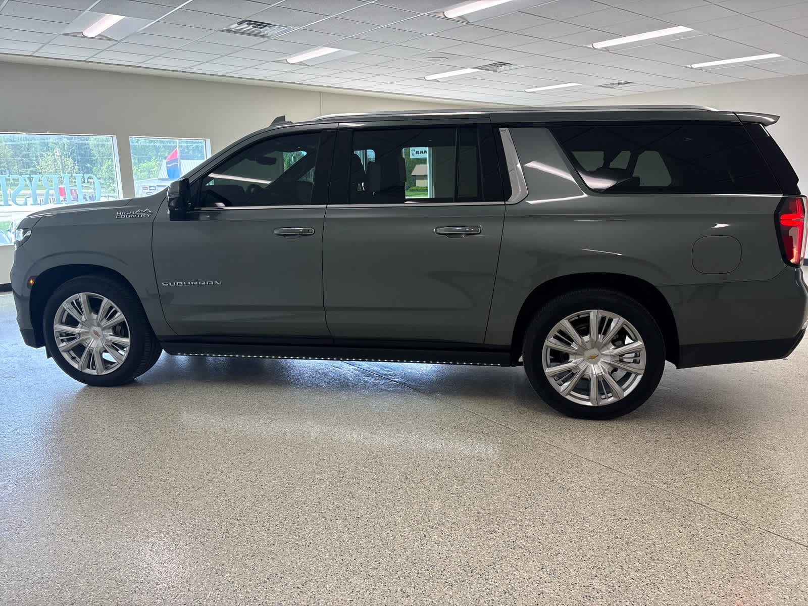 Used 2024 Chevrolet Suburban High Country AWD/4WD image 15