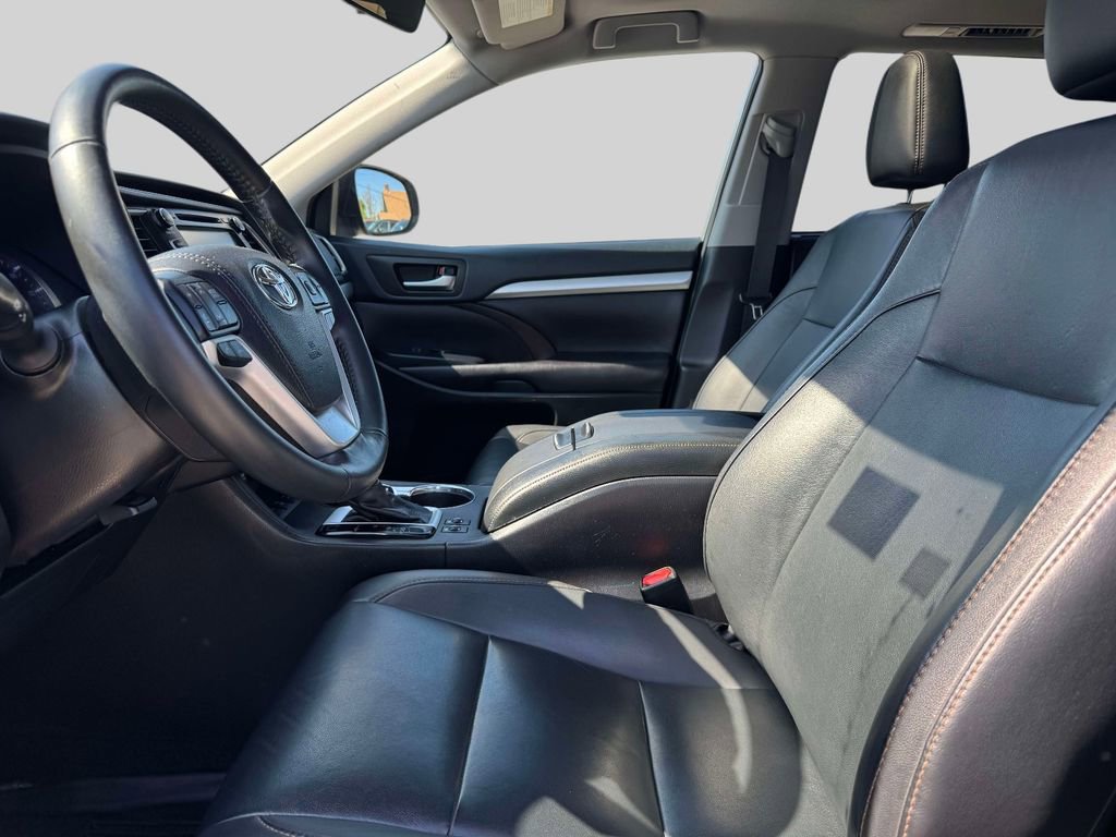 Used 2019 Toyota Highlander XLE AWD/4WD image 13