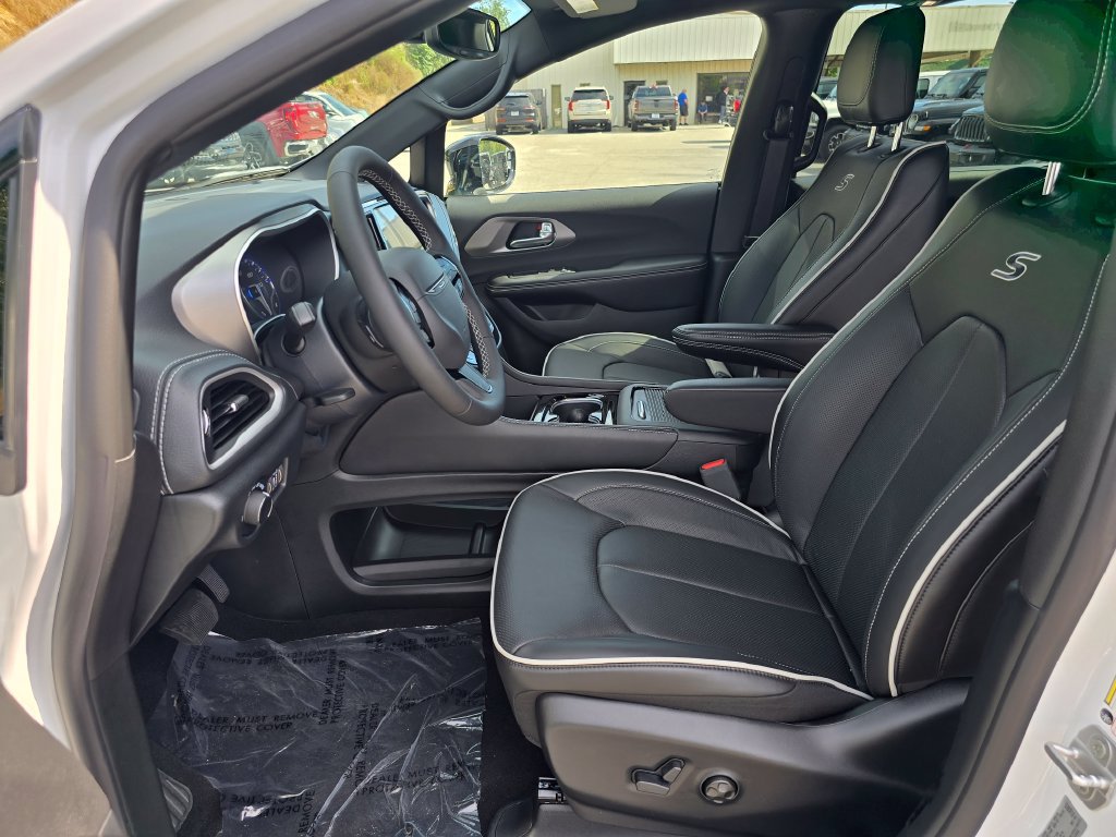 New 2027 Chrysler Pacifica Limited AWD/4WD image 4