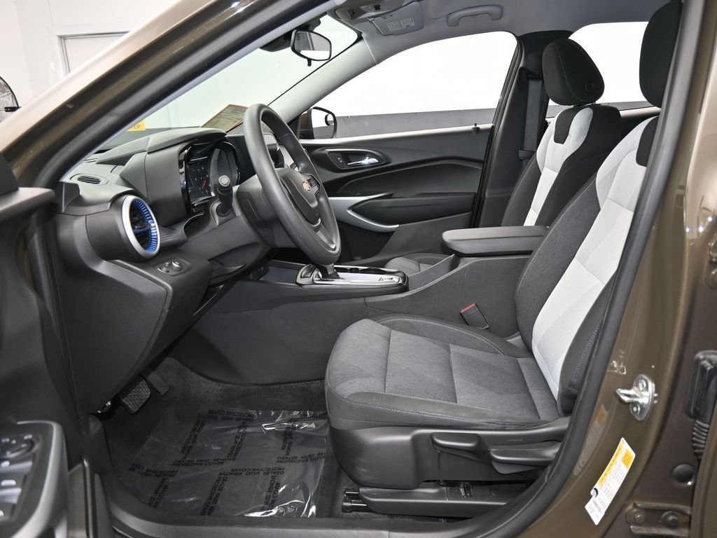 Used 2024 Chevrolet Trax LS w/ LS Convenience Package FWD image 11