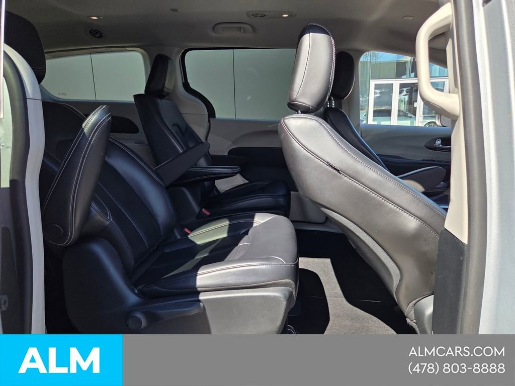 Used 2023 Chrysler Pacifica Touring-L image 17