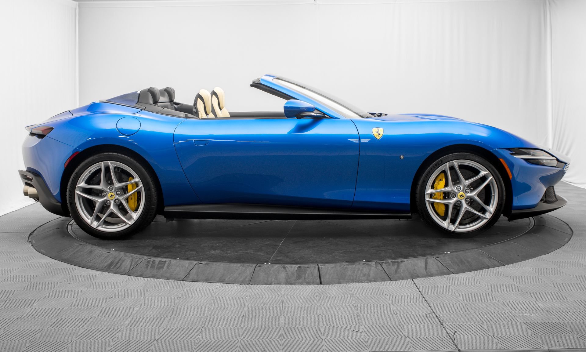 Used 2026 Ferrari Roma Spider RWD image 8