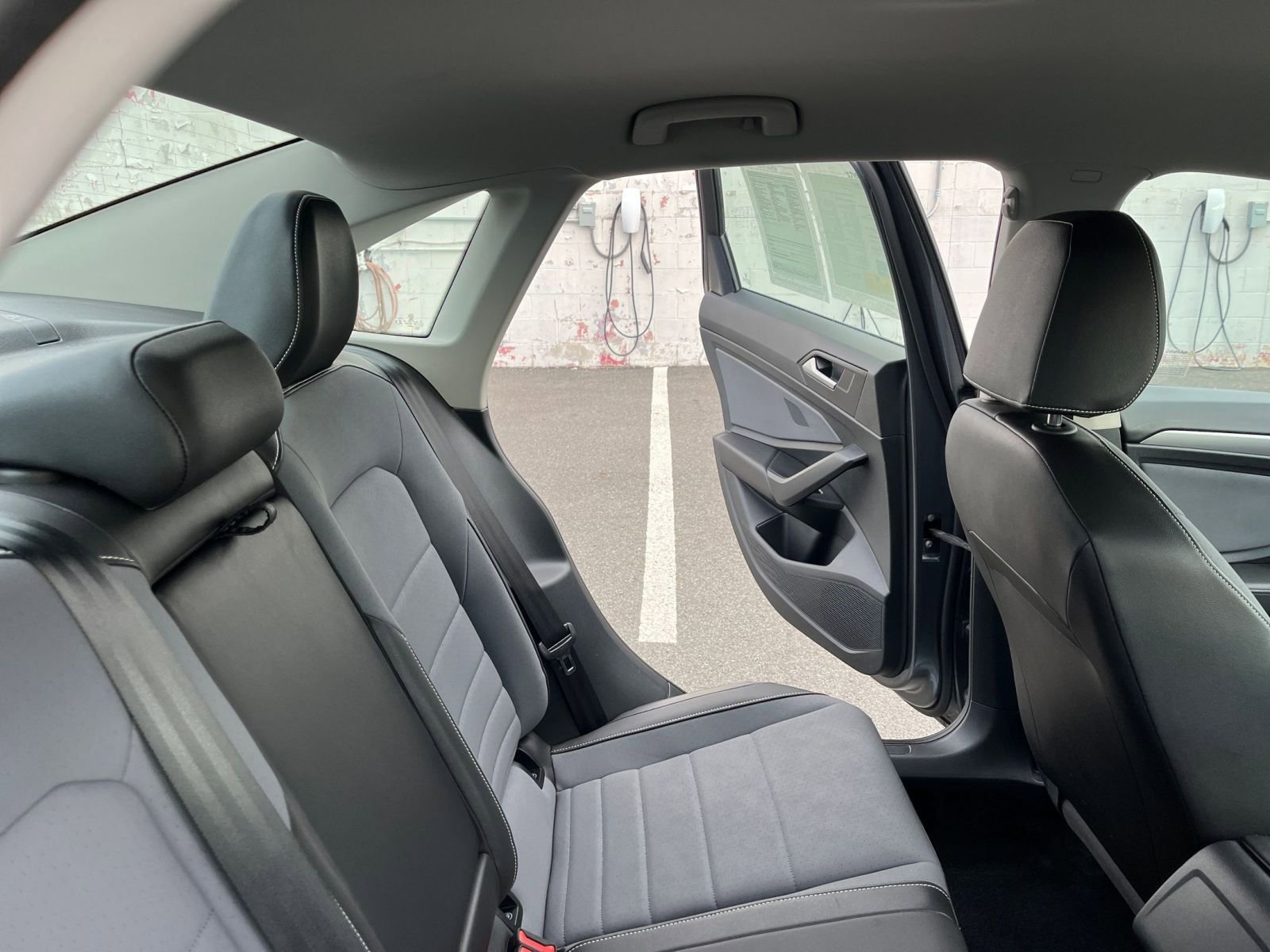 Used 2025 Volkswagen Jetta SE image 35