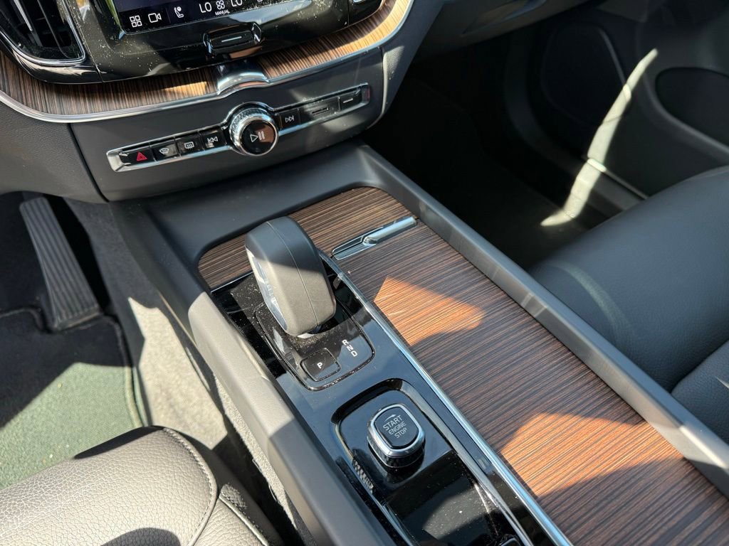 Used 2023 Volvo XC60 B5 Plus image 13