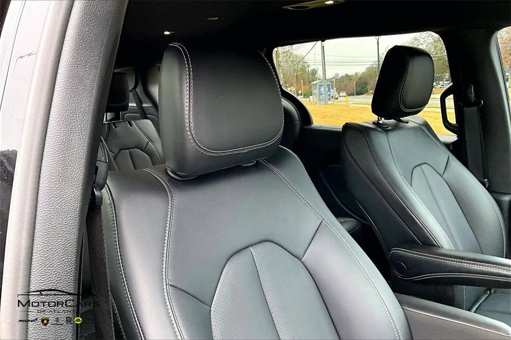 Used 2025 Chrysler Pacifica Select image 32