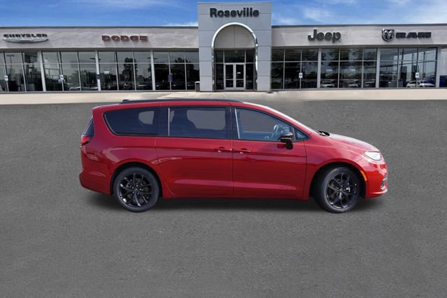 New 2026 Chrysler Pacifica Limited w/ S Appearance Package image 3