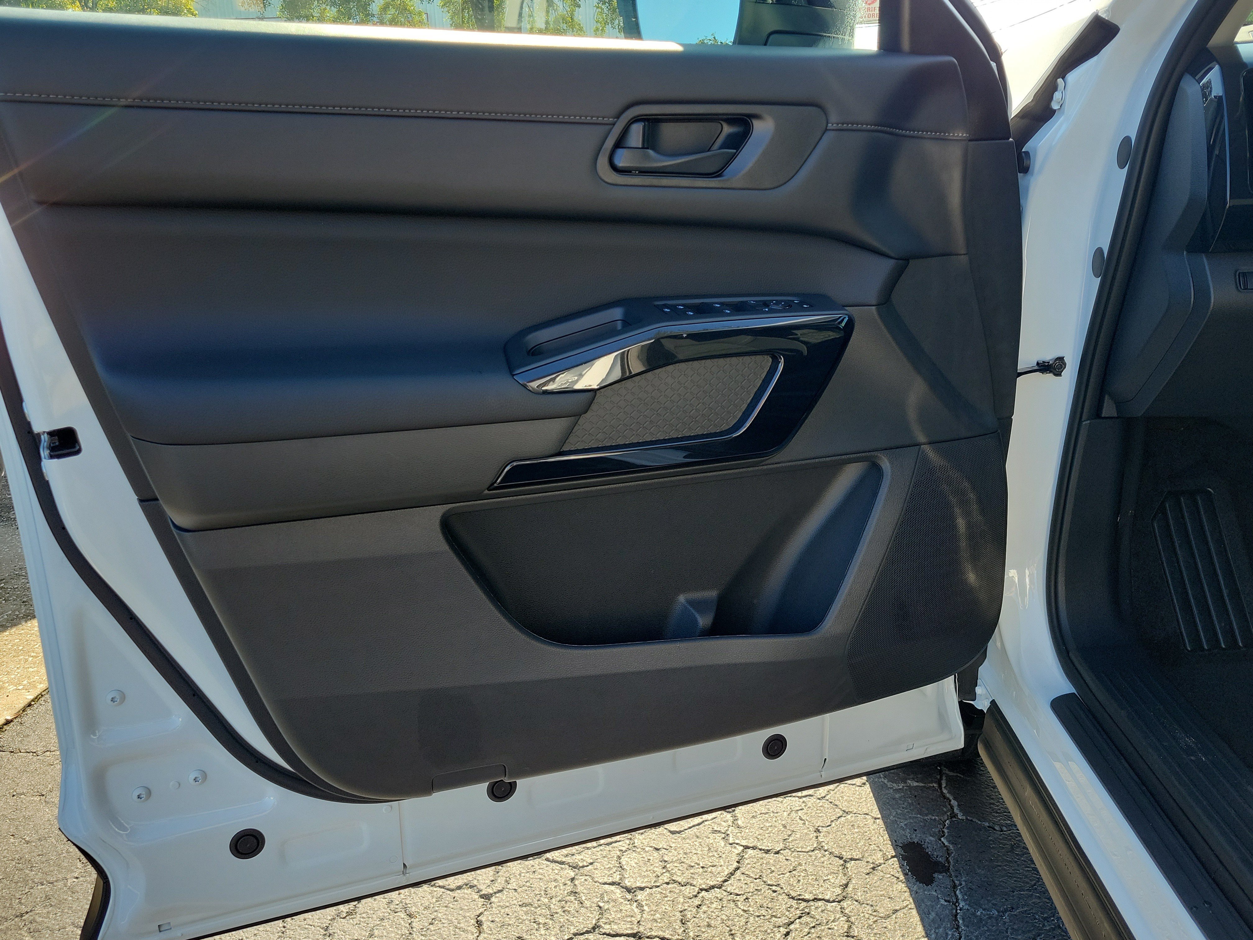 Certified 2026 Nissan Pathfinder SV FWD image 16