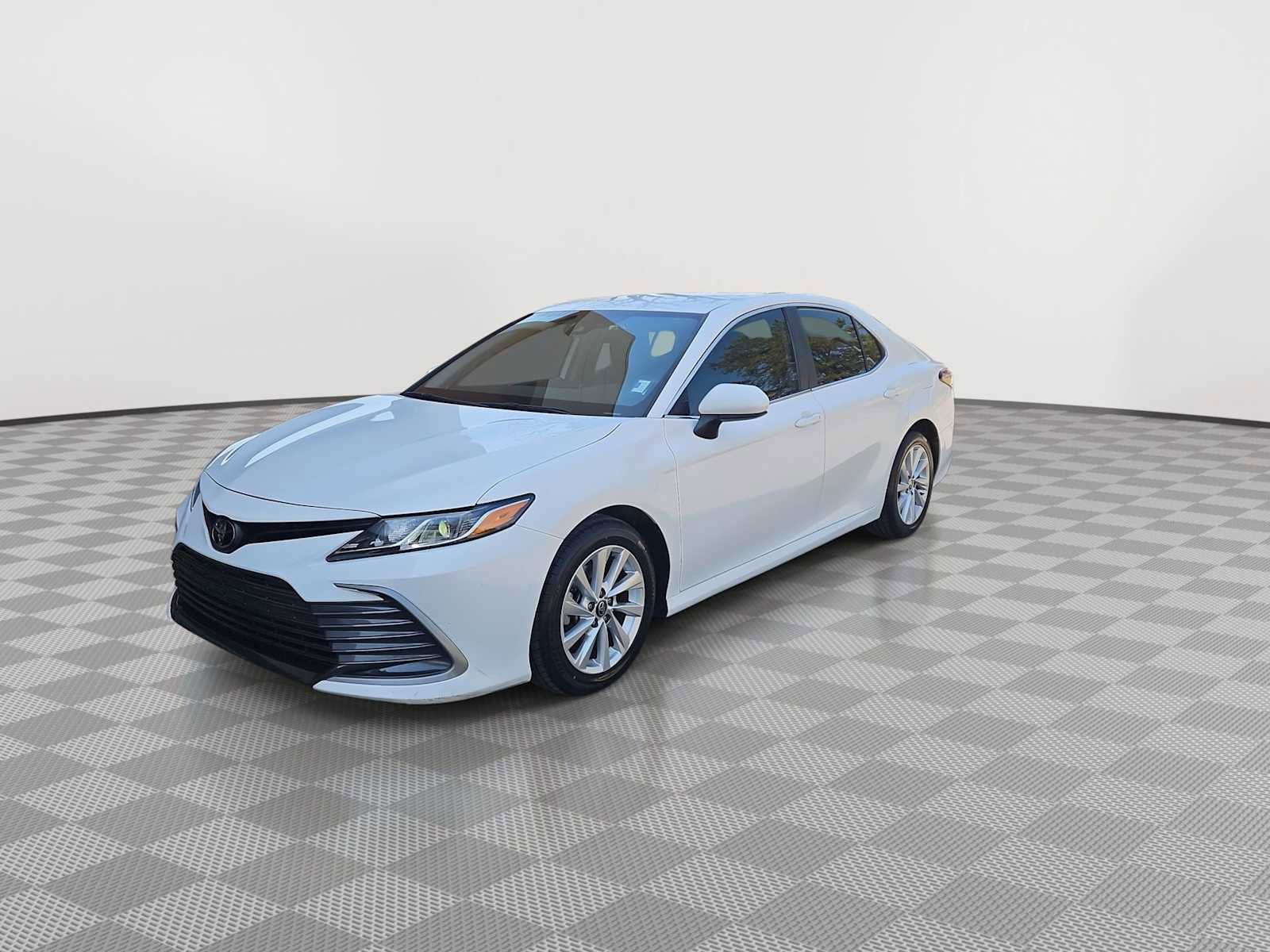 Used 2022 Toyota Camry LE image 4