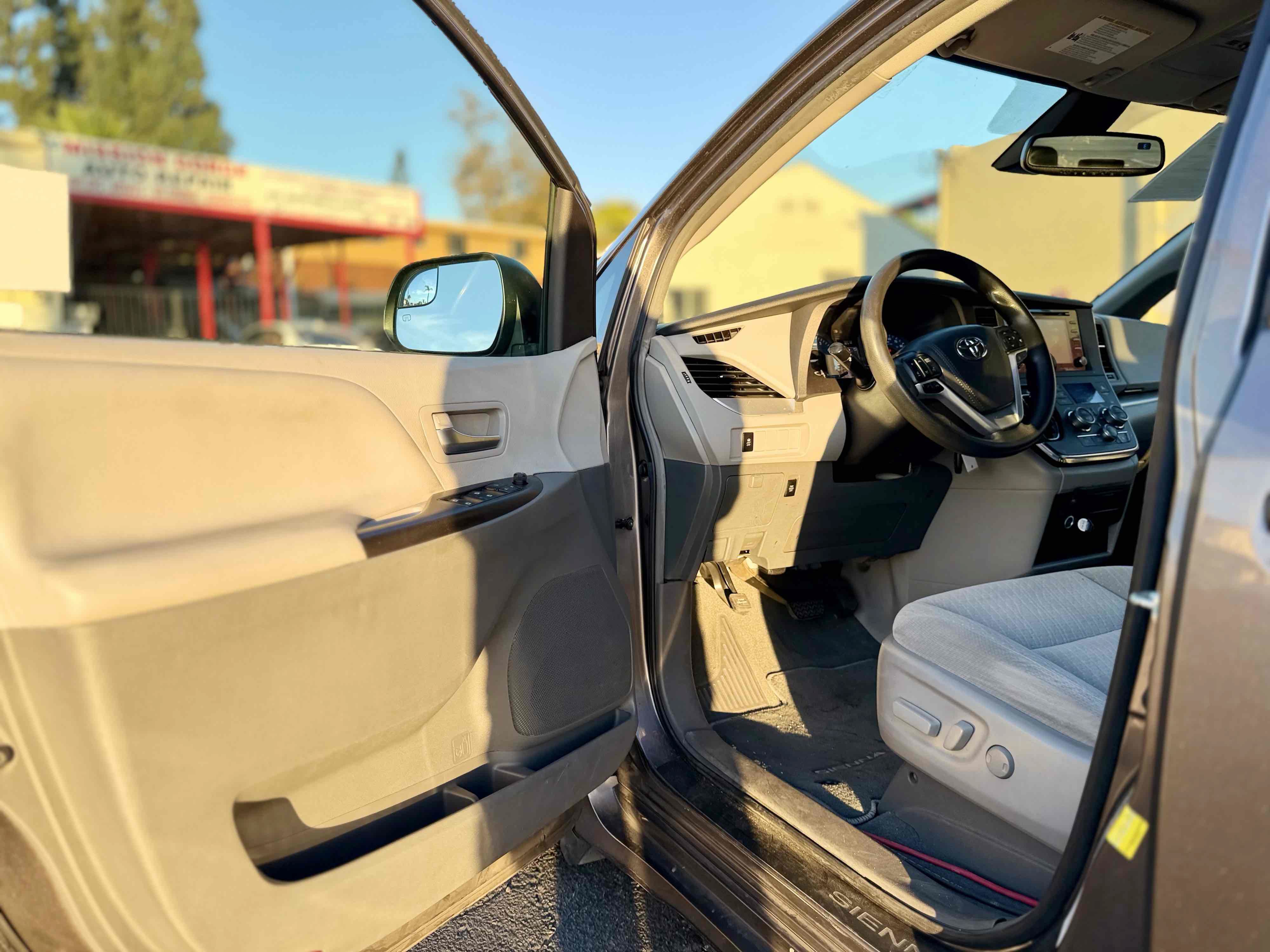 Used 2019 Toyota Sienna LE w/ Carpet Mat Package FWD image 20
