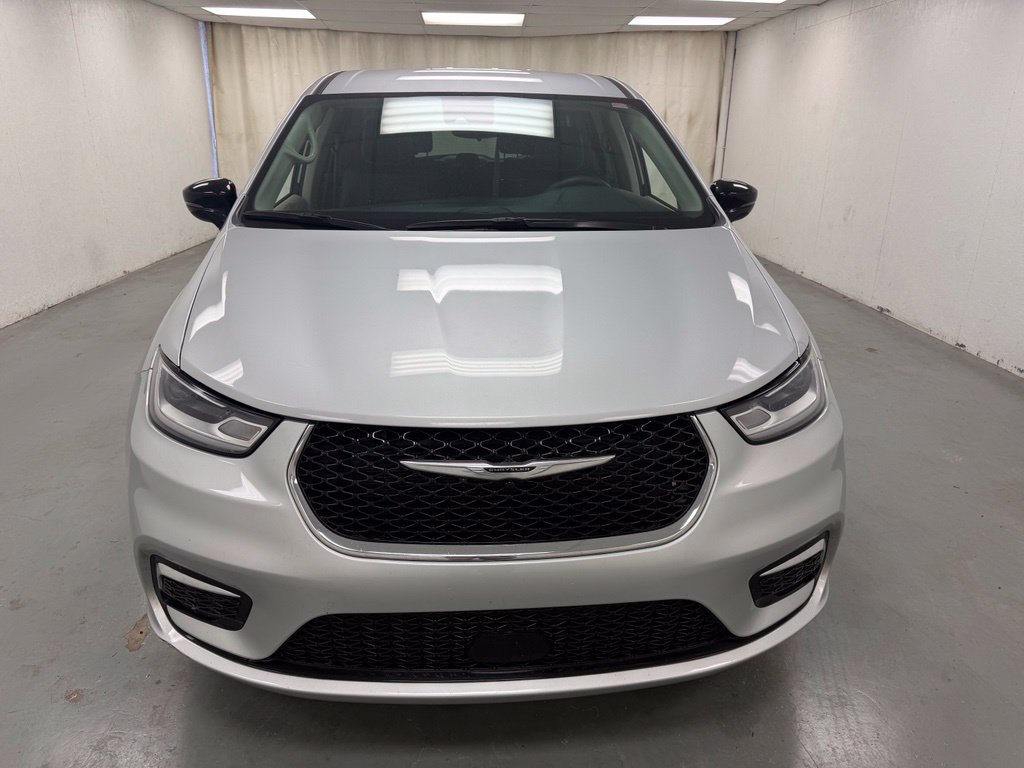 Used 2024 Chrysler Pacifica Touring-L FWD image 9