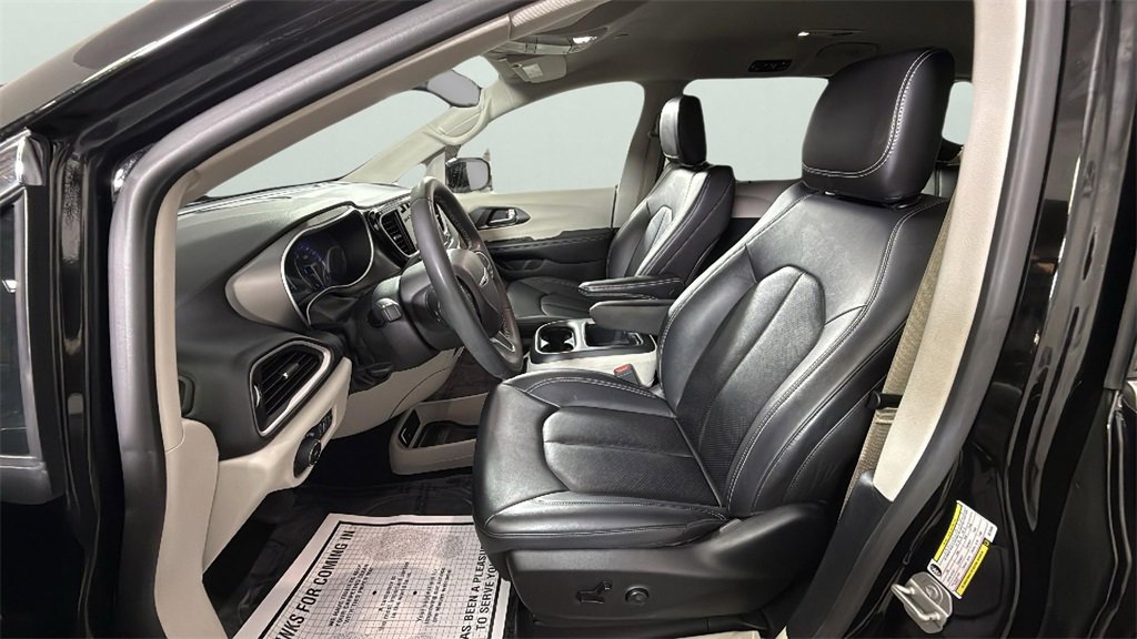 Used 2024 Chrysler Pacifica Touring-L image 17