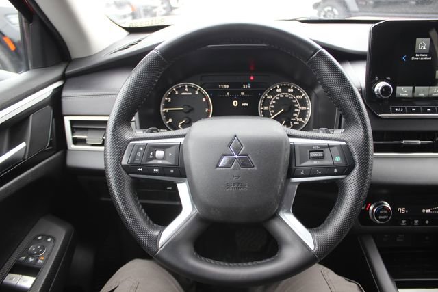 Used 2024 Mitsubishi Outlander SE image 12