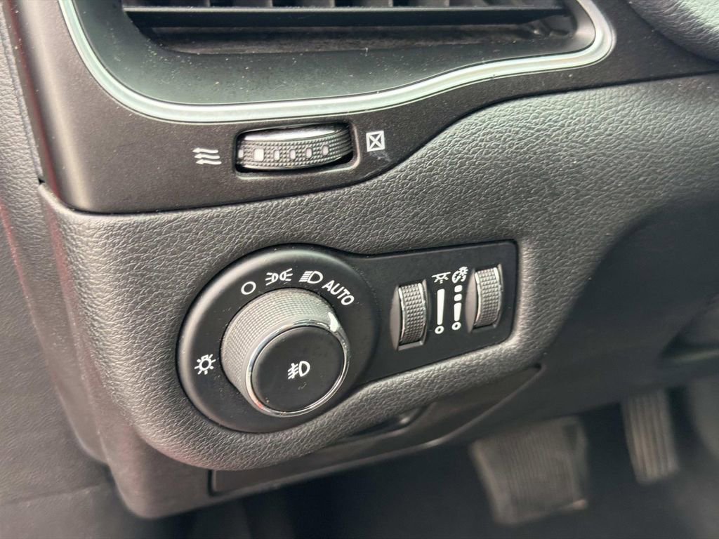 Used 2019 Jeep Cherokee Trailhawk w/ Cold Weather Group image 24