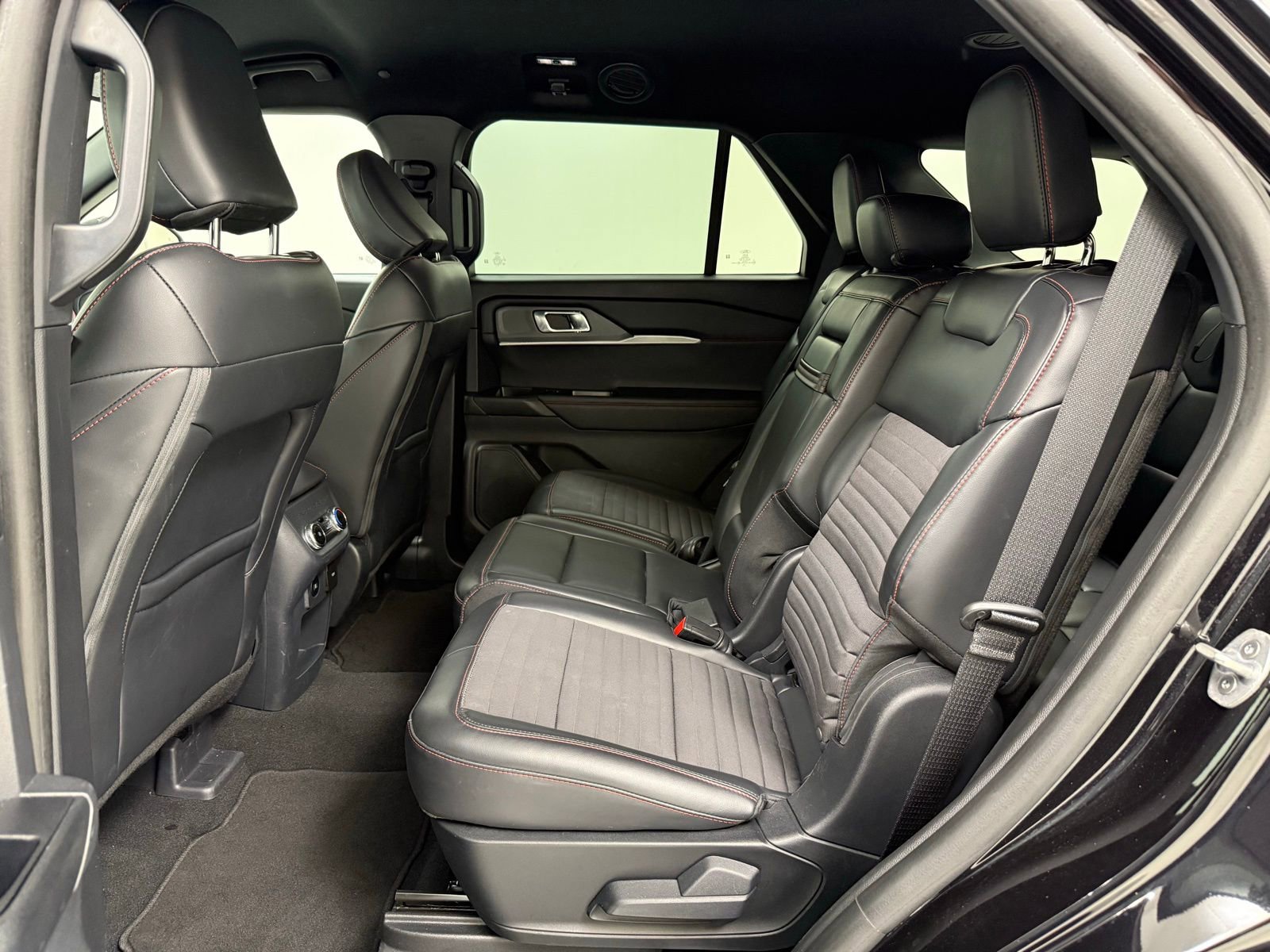 Used 2025 Ford Explorer ST-Line w/ ST-Line Street Pack image 20