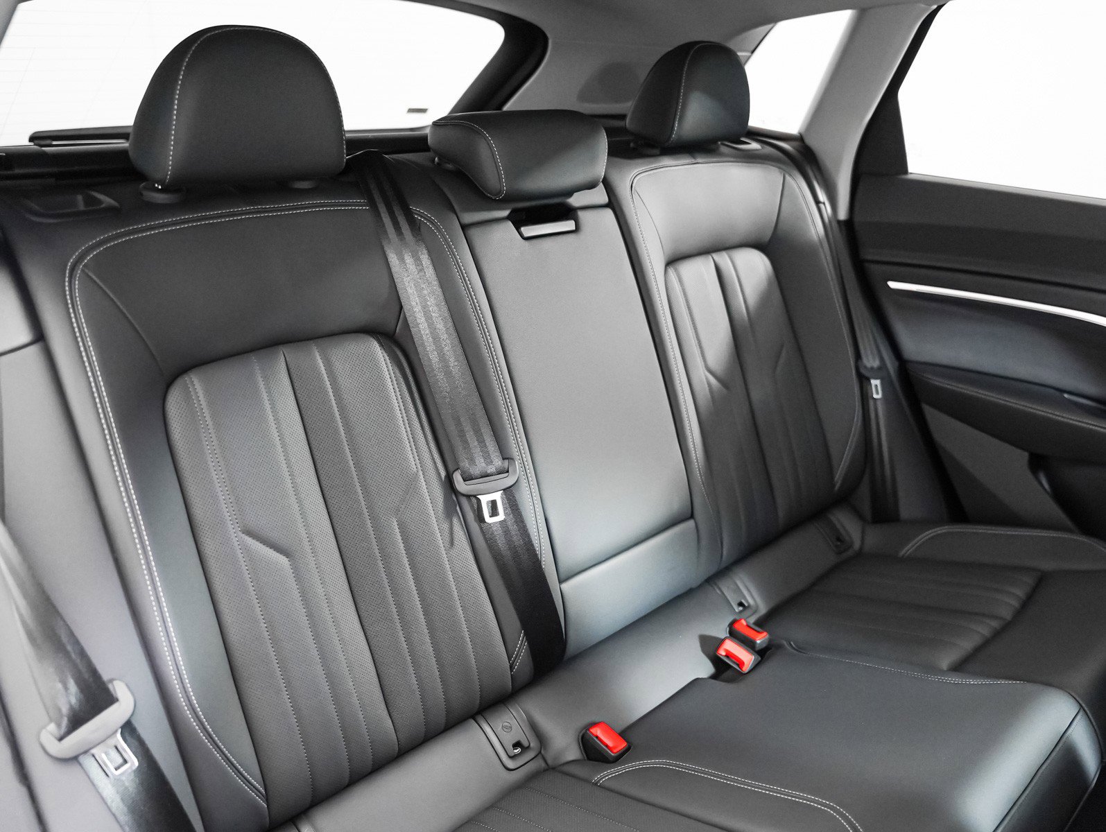 Used 2024 Audi Q8 e-tron Premium Plus image 11