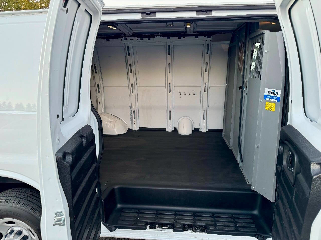 Used 2022 Chevrolet Express 3500 w/ Driver Convenience Package image 10